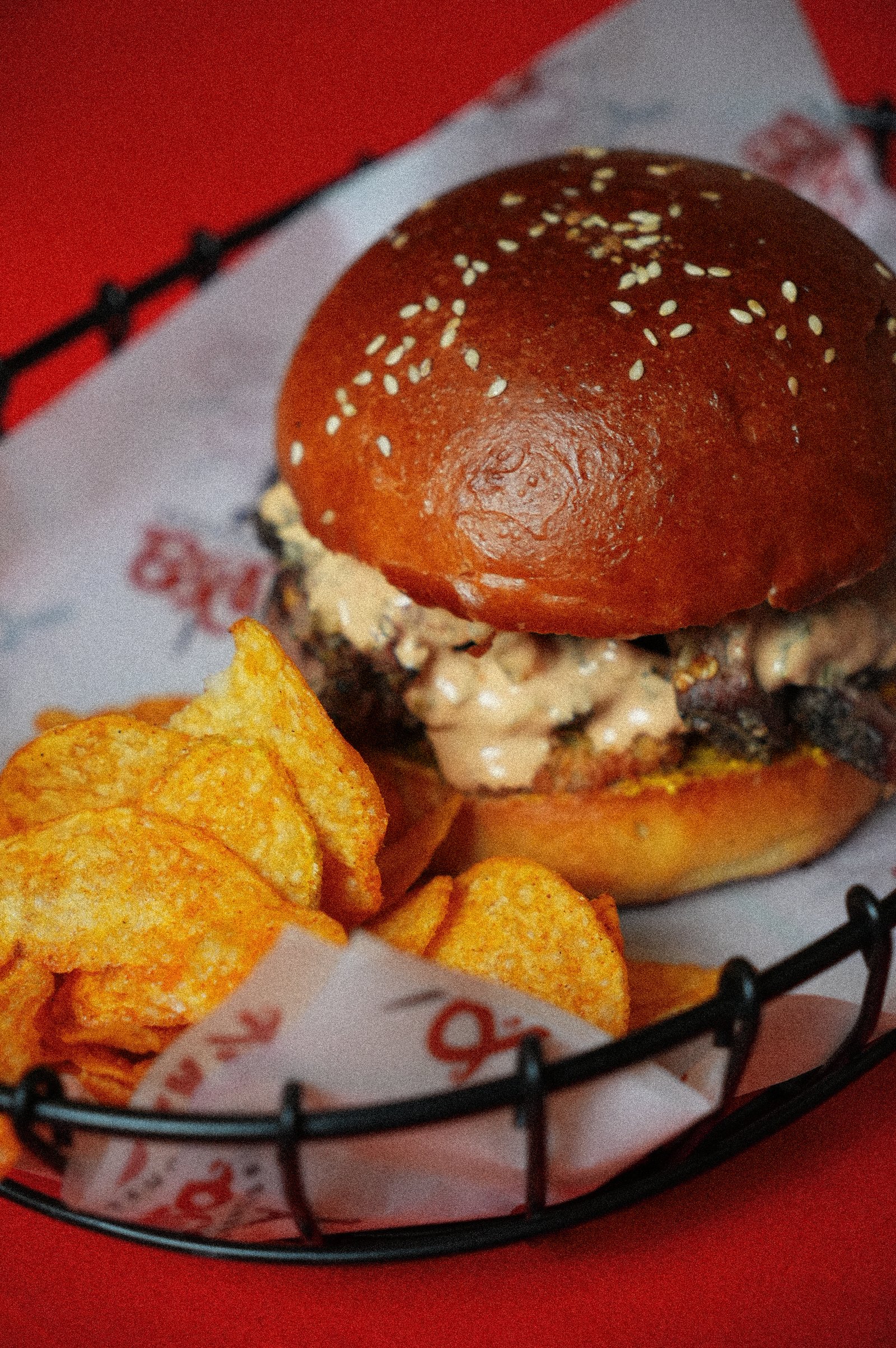 Smoked burger with chips